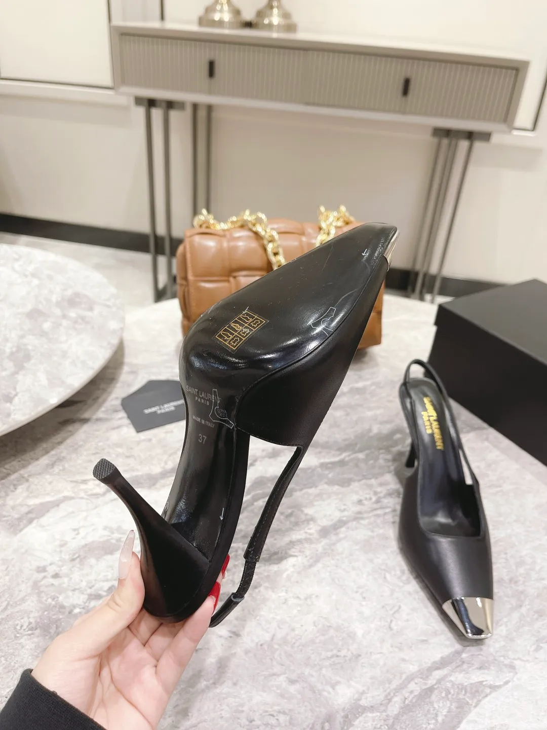 👟👟Ex-factory price 480👟👟 🔝Saint laurent*YSL early spring catwalk style rose Park Caiying same style high heels👠 YSL's metal iron-toe high heels are made of leather. The stiletto heel creates a classic, elegant, fashionable and avant-garde look. The workmanship and materials of the shoes are the same as the original ones. Welcome to compare🆚 Upper: matte cowhide/cow patent leather Inner: sheepskin lining Genuine leather outsole Heel height: 7cm 9cm Size: 35-39🐴 Order 40 with original packaging